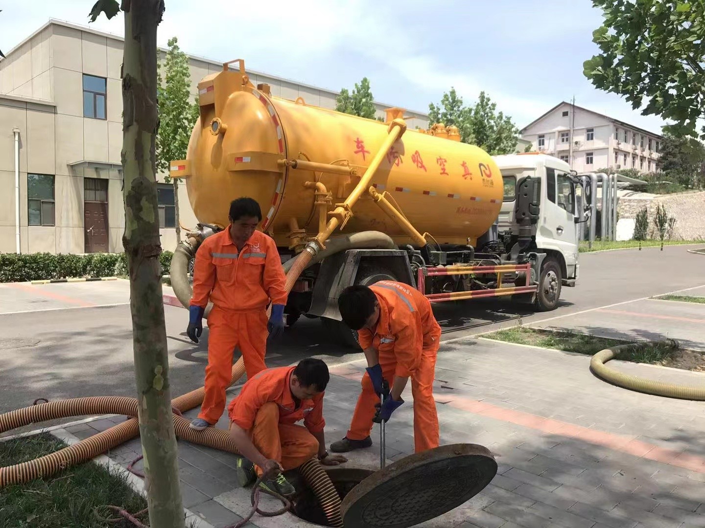 南岔管道疏通车停在窨井附近