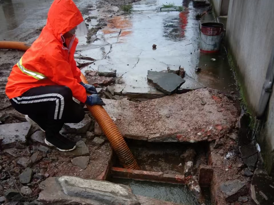 南岔专业清理污水池 炜誉市政以规范流程守护城市 “肠道”